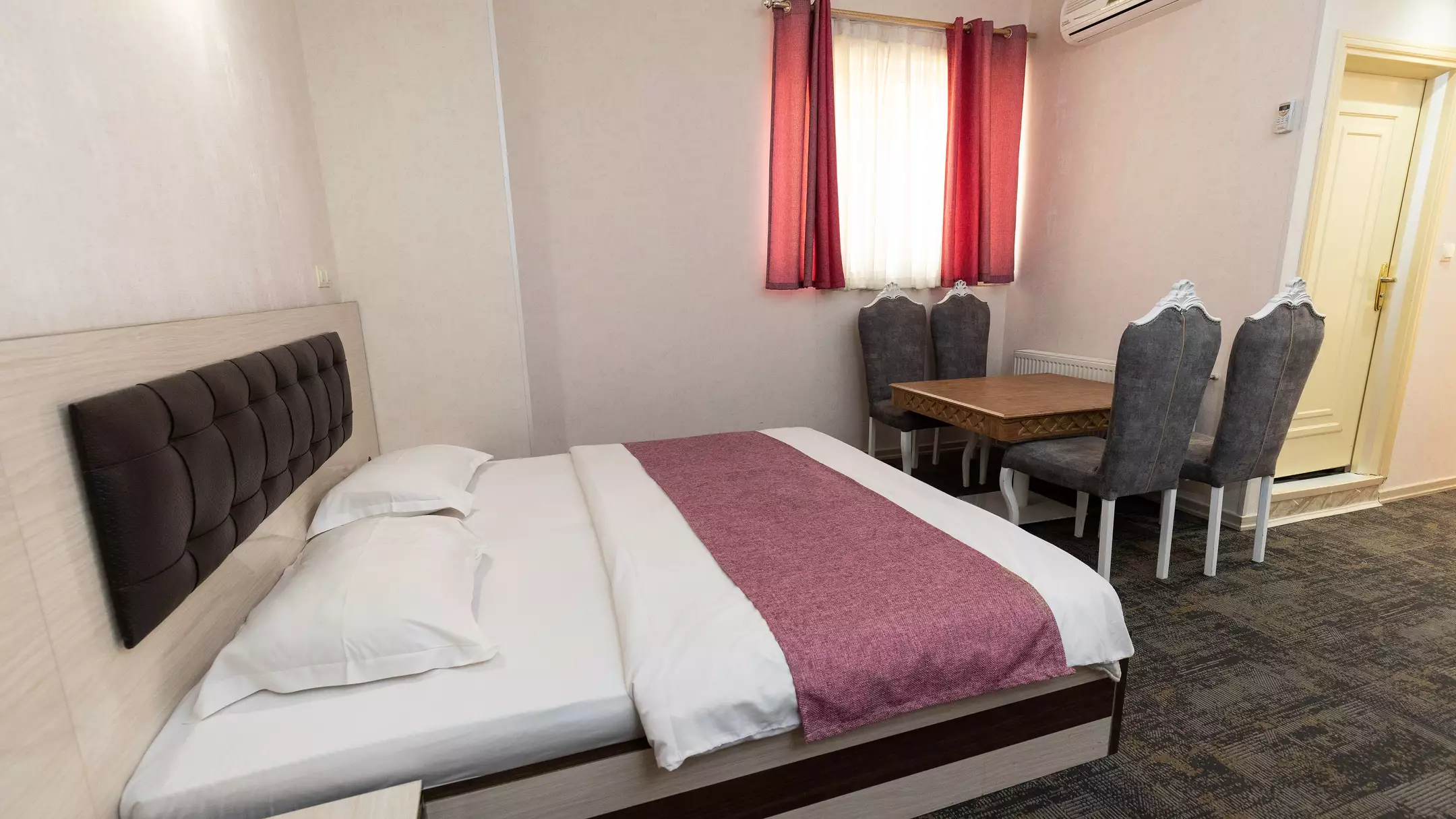 Alibaba https://cdn.alibaba.ir/ostorage/hotel-accommodation-images/67432dbb7e75320ec907ef4f_هتل سارای - اتاق پنج تخته دبل سینگل (1).webp